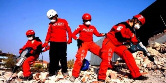 AKUT İzmir Depreminde 13 Can Kurtardı 2 AKUT İzmir Depreminde 13 Can Kurtardı