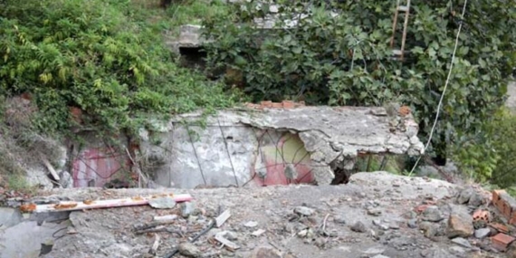 Trabzon’da Kaya Parçaları Tehlike Yarattı, 10 Ev Tahliye Edildi