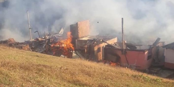 Trabzon’da yaylada çıkan yangında 5 ev kül oldu