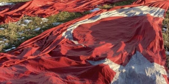 ÖZEL HABER | Maçka’dan utanç verici görüntü: Türk bayrağı yere düştü!