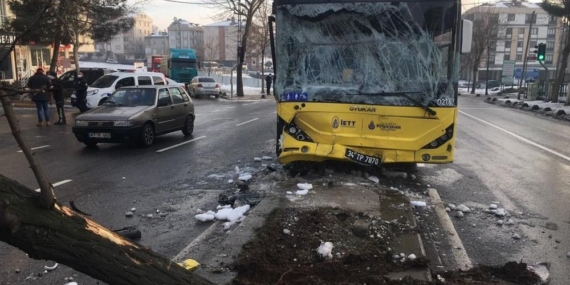 Sancaktepe’de İETT otobüsüyle minibüs çarpıştı: 7 yaralı