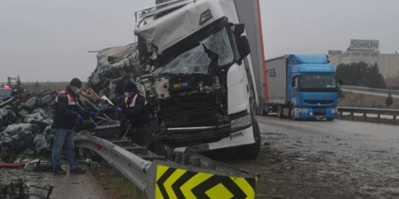 Amasya’da sebze yüklü tır devrildi: 2 ölü