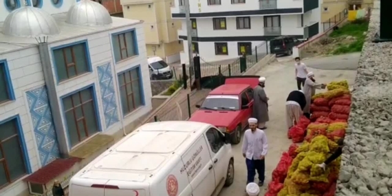 'Ücretsiz verilen patates ve soğanları tarikat dağıtıyor' 7 ‘Ücretsiz verilen patates ve soğanları tarikat dağıtıyor’