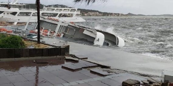 Ayvalık’ta Çıkan Fırtına 20 Tekneyi Batırdı