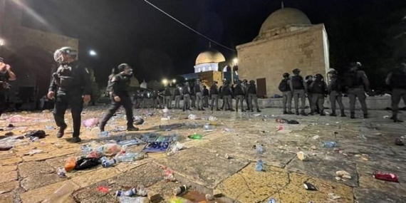 Mescid-i Aksa’ya Giren İsrail Polisi, İbadet Eden Cemaati Hedef Aldı