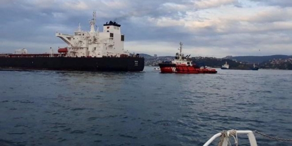 İstanbul Boğazı’nda Petrol taşıyan tanker kıyıya sürüklendi