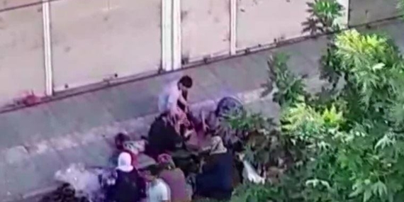 Diyarbakır’da çöpe atılan gıdaları topladılar: ‘Yöneticiler utansın’