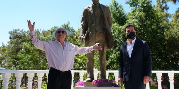 ”Yüzlerce taneciği kucaklayan, hepsine eşit mesafeden bakan anlayış Nardır-Nazım’dır”