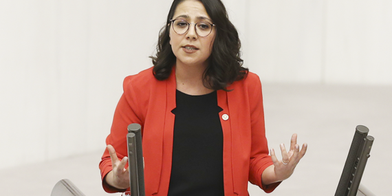 Sera Kadıgil CHP’den istifa etti!
