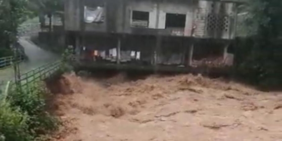 Rize Fındıklı'da Sağanak Yağış Sele Neden Oldu 3 Rize Fındıklı’da Sağanak Yağış Sele Neden Oldu