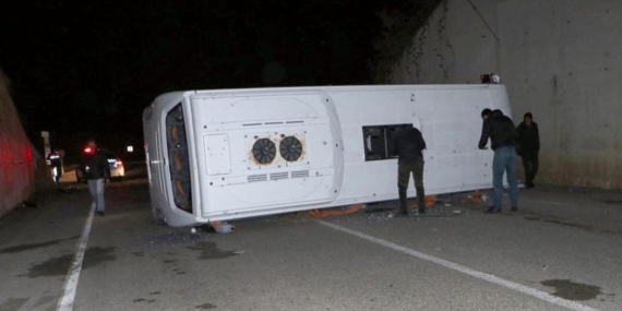 ASKERİ PERSONEL SERVİSİ KAZA YAPTI.YARALILAR VAR…