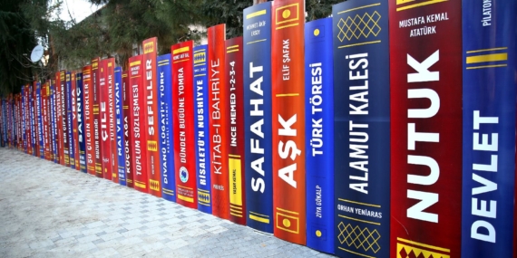 OKUL DUVARIYDI, KİTAP DUVARI OLDU